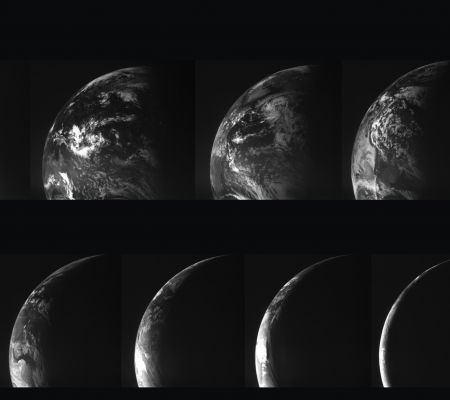 Waning Earth, from SMART-1
Terra "calante", vista dallo Spazio: ecco una serie di spettacolari fotogrammi ad HD che provengono dalla Sonda ESA "SMART-1". Tra i compiti maggiori di questa piccola Sonda c'è, a detta del Centro Controllo Missione, quello di fornire una mappatura ultra-dettagliata della superficie Lunare, alla ricerca di qualche "posto buono" per la creazione di insediamenti umani permanenti (o, se preferite, di "Colonie Lunari"). 
I "picchi della Luce Eterna", ad esempio (un'espressione davvero suggestiva per indicare alcune zone della Luna, situate a ridosso dei Poli, le quali potrebbero essere perennemente illuminate dalla luce del Sole), fanno parte dei posti (teoricamente) buoni per pensare ad un insediamento permanente efficace.

E per il sostentamento?
Parole chiave: Earth from Space