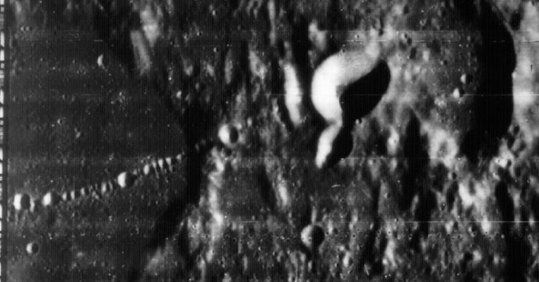 The "Davy Crater Chain" from Lunar Orbiter 4 - A comet impact?
Caption NASA originale:"Lunar Orbiter 4 image of the Davy Crater Chain on the Moon. The chain stretches from Davy Y at left to the large, bright Davy G (diameter 15 Km). Note the even spacing of the craters. The chain may be the result of secondary impacts, volcanic activity, or an impactor which broke apart shortly before impact, similar to Comet Shoemaker/Levy 9 on Jupiter. North is up (Lunar Orbiter 4, frame 108-H2)".

Location & Time Information
Date/Time (UT): 1967-05-18 T 17:16:51
Distance/Range (km): 2719
Central Latitude/Longitude (deg): -14.26/357.64
Parole chiave: Moon from orbit