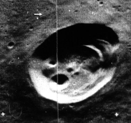 Peirce Crater
Crateri (piccoli e geologicamente giovani) all'interno di un cratere (grande ed antico): questo, in pochissime e semplici parole, è quanto ci mostra ad una prima e superficiale occhiata il Cratere Peirce - immortalato nella sua curiosa forma e grande bellezza in questo frame d'epoca (Lunar Orbiter 4 - 1967). Da notare anche i "gradoni" che sembrano caratterizzare il suo versante Nord (come ricollegarli ad una meccanica formativa da impatto?) ed i modesti dossi - knobs e collinette, si direbbe - che intravediamo in area centrale e verso Sud, Sud-Est.
Parole chiave: The Moon from - Craters