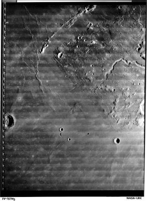 Vallis Schroteri and Schiaparelli Crater
Caption NASA originale:"Lunar Orbiter 4 image showing Vallis Schroteri, the sinuous valley at the upper right. The large crater at the lower left is Schiaparelli, approximately 22 Km across. The very edge of Heredotus crater can be seen at the middle right of the frame, and the small crater towards the lower right is Herodotus-A. North is up (Lunar Orbiter 4, frame 157-H3)".

Location & Time Information
Date/Time (UT): 1967-05-22 T 18:01:16
Distance/Range (km): 2670
Central Latitude/Longitude (deg): +13.36/303.73
Parole chiave: Moon from orbit