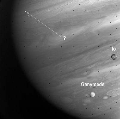 Jupiter, Io, Ganymede and...
L'oggetto indicato dalla freccia e contraddistinto da un "?" non è un photoartifact (nella maniera più categorica) e non è neppure una delle altre Lune Maggiori (o Galileiane) di Giove - e quindi non si tratta nè di Europa, nè di Callisto.
Abbiamo pensato potesse trattarsi di Amalthea, ma l'oggetto è troppo piccolo e non riusciamo a risolverlo per osservarne i dettagli superficiali e, soprattutto, le fattezze esteriori.
Se qualcuno di Voi avesse delle idee, ci scriva!
Parole chiave: Jupiter, Io and Ganymede