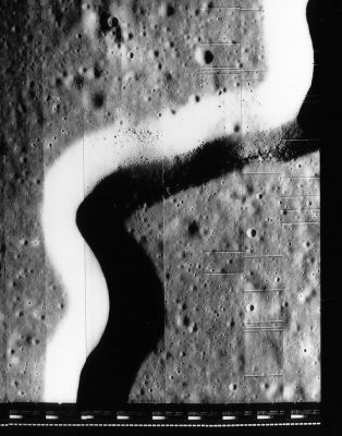 "Hadley Rille" from Lunar Orbiter 5 (HR)
Caption NASA originale:"Lunar Orbiter 5 view of Hadley Rille (Rima Hadley) on the Moon. This high-resolution view of the V-shaped valley clearly shows blocks along the walls and at the bottom. The sides slope at about 20° and the rille is 1 to 1,5 Km from rim to rim. Apollo 15 landed about 2 Km from the rim of Hadley Rille and explored it in detail. North is up. This is a detail from the lower left corner of frame H3. The medium resolution, regional view is shown in frame lo5_m105 (Lunar Orbiter 5, frame 105-H3)".

Location & Time Information
Date/Time (UT): 1967-08-14 T 12:41
Distance/Range (km): 132
Central Latitude/Longitude (deg): +25.09/002.95
Parole chiave: Moon from orbit