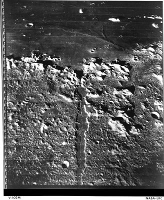 Alpine Valley and Mare Imbrium
Caption NASA originale:"Obique view looking west of Alpine Valley and Mare Imbrium on the Moon taken by Lunar Orbiter 5. Alpine Valley is a sinuous rille, about 150 Km long and 8 Km wide running vertically through the center of the image. Mare Imbrium is the dark, flat feature at the top. North is at 4:00 (Lunar Orbiter 5, frame M-102)".

Location & Time Information
Date/Time (UT): 1967-08-14 T 09:38:23
Distance/Range (km): 302
Central Latitude/Longitude (deg): +48.22/001.08
Parole chiave: Moon from orbit