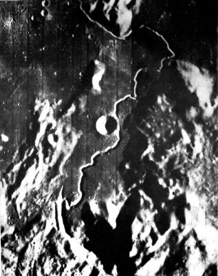 Hadley Rille
Caption NASA originale:"Lunar Orbiter 5 view of Hadley Rille and the surrounding region on the Moon. Hadley Rille is the sinuous depression running from the top to the bottom of the image. To the right are the 1 to 2 Km high Apennine mountains. Apollo 15 landed near the very rightmost extension of the rille, near the top of the image. The large crater in the center of the image is the 30 Km diameter Hadley C. 
A HR image of the rille is available as L05-H105. North is up (Lunar Orbiter 5, frame M-105)".

Location & Time Information
Date/Time (UT): 1967-08-14 T 12:41
Distance/Range (km): 132
Central Latitude/Longitude (deg): +25.09/002.95
Parole chiave: Moon from orbit