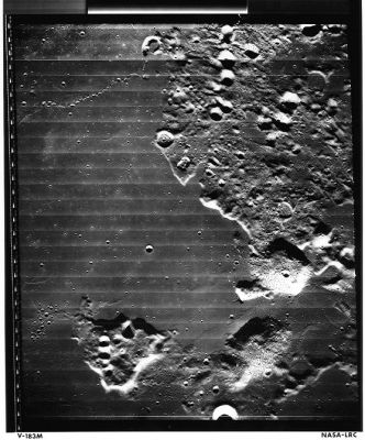 Northern Oceanus Procellarum
Caption NASA originale:"Lunar Orbiter 5 view of a chain of elongated craters and low mounds in northern Oceanus Procellarum on the Moon. The chain continues to the south (down) of this image as a mare ridge. The chain may have been formed by upwelling of material along a line of weakness resulting in extension to form mounds and collapse to from the elongated craters. The crater at the upper left is about 7 Km in diameter (Lunar Orbiter 5, frame M-183)".

Location & Time Information
Date/Time (UT): 1967-08-17 T 23:29:55
Distance/Range (km): 170
Central Latitude/Longitude (deg): +35.43/318.55
Parole chiave: Moon from orbit