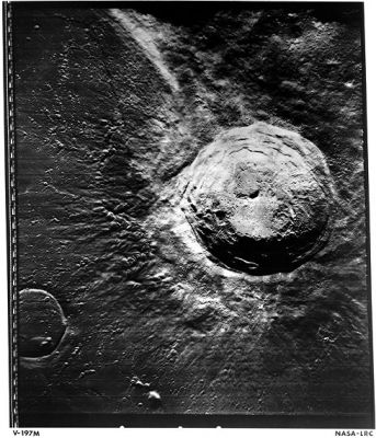 Aristarchus Crater
Caption NASA originale:"Lunar Orbiter 5 view of Aristarchus Crater. Aristarchus is approximately 40 Km in diameter and 3,6 Km in depth from rim to floor. Note the hummocky ejecta blanket surrounding the crater and the concentric and radial valleys along the Crater walls, resulting from mass gravity wasting. North is up (Lunar Orbiter 5, frame M-197)".

Location & Time Information
Date/Time (UT): 1967-08-18 T 08:59
Distance/Range (km): 130
Central Latitude/Longitude (deg): +23.06/312.58
Parole chiave: Moon from orbit