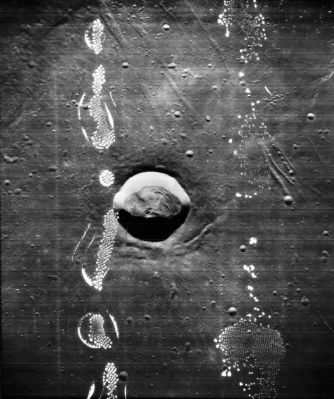 Dawes Crater
Caption NASA originale:"Lunar Orbiter 5 image of Dawes Crater. Dawes Crater is 18 Km in diameter and appears to be a relatively young Lunar Lrater. The Crater is about 600 m deep. North is up (Lunar Orbiter 5, frame M-70)".

Nota: questo frame, sebbene molto suggestivo, è pesantemente intaccato dalla presenza di artefatti fotografici. 
Attenzione, quindi, allorchè operate analisi ed interpretazioni.

Location & Time Information
Date/Time (UT): 1967-08-12 T 16:03:49 
Distance/Range (km): 116
Central Latitude/Longitude (deg): +17.30/026.33
Parole chiave: Moon from orbit