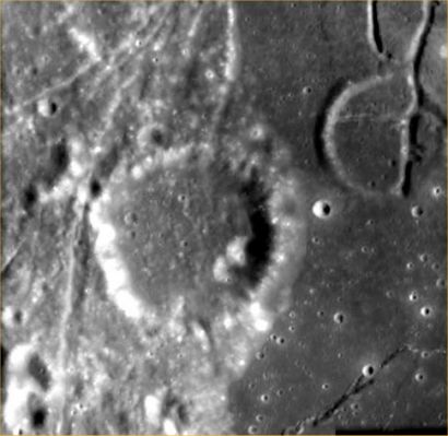 Mare Humorum (2)
...La voglia di commentare questi poveri frames (poveri da svariati punti di vista...) messi a disposizione dall'ESA è forte ma, dato che il commento, in casi come questo, diventerebbe prima ironia e poi sarcasmo, riteniamo più giusto e saggio tacere. 
Anzi no, una cosa va detta: se questi frames (assieme ai pochi altri messi a disposizione del Pubblico da parte dell'Agenzia Spaziale Europea in questi mesi) sono il risultato reale del mapping iper-dettagliato della Luna che SMART-1 avrebbe dovuto eseguire, allora ci tocca dire e ribadire che l'ESA ha ancora tantissima strada da percorrere prima di arrivare a produrre qualcosa di decente.

Se invece questi miseri frames sono solo una porzione del lavoro svolto da SMART-1 (come noi riteniamo), ci piacerebbe allora sapere come mai anche la "pacifica ed indipendente" Agenzia Spaziale Europea "gioca a nascondino" con le immagini che arrivano dallo Spazio.

Domande, domande, domande...
Parole chiave: The Moon from orbit - Mare Humorum