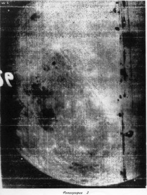 The first - noisy - close-up of the Moon from "Luna 3"
Caption NASA originale:"This is the first close-up view of the Moon returned, taken with the narrow angle camera. This image is centered at 20° N, 105° E, the dark region below and left of center is Mare Smythii, the bright crater above and left of center is Giordano Bruno. North is up. (Luna 3-3)".

Parole chiave: The Moon