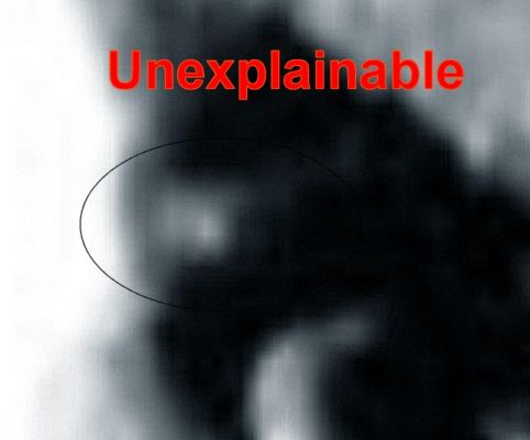 The Central "Peak" of Zucchius Crater (HR - extra detail mgnf)
Questo extreme detail mgnf del rilievo anomalo di Zucchius non aggiunge molto alle nostre considerazioni e ne siamo consapevoli; tuttavia, per chi ha un "occhio" uso alle Stranezze Lunari (e non solo...), la regolarità sostanziale della forma più chiara (che possiamo chiamare "basamento") ed il rilievo circolare che lo sovrasta - se si osserva con attenzione - non Vi potranno sfuggire.

Certo, da qui a dire che si tratta di un rilievo "artificiale" ce ne passa e, credeteci, nessuno di noi sta inferendo nulla del genere. L'unico dettaglio che desideriamo sottoporre al vaglio critico dei Lettori attiene la curiosa (ed apparente) "regolarità" del rilievo ripreso e la costante "deficienza" (nel senso di "mancanza", ovviamente...) delle Agenzie Spaziali le quali, tutte le volte in cui ci si imbatte in una possibile Anomalìa (da Cydonia, a Giapeto a Zucchius etc.), producono immagini di qualità indecente.

Ecco: perdonateci l'ironia, ma forse quest'ultima riflessione costituisce la vera - e la più grande - "stranezza" di qualsiasi Programma Spaziale!

Parole chiave: The Moon from orbit - Craters - Zucchius (Controversial)