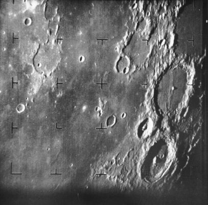Mare Nubium: Alphonsus, Ptolemaeus and Arzachel Crater from Ranger 7
Caption NASA originale:"Ranger 7 took this image, the first picture of the Moon by a U.S. spacecraft, on 31 July 1964 at 13:09 UT (9:09 AM EDT) about 17 minutes before impacting the Lunar Surface. The area photographed is centered at 13° S, 10° W and covers about 360 Km from top to bottom. The large crater at center right is the 108 Km diameter Alphonsus. Above it is Ptolemaeus and below it Arzachel. The terminator is at the bottom right corner. Mare Nubium is at center and left. North is at about 11:00 at the center of the frame. The Ranger 7 impact site is off the frame, to the left of the upper left corner (Ranger 7, B001)".

Location & Time Information
Date/Time (UT): 1964-07-31 T 13:08:44.90
Distance/Range (km): 2445.97
Central Latitude/Longitude (deg): -13.09,350.37 
Orbit(s): Impact - Hard Landing
Parole chiave: The Moon