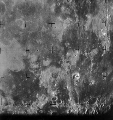 Mare Nubium, Mare Cognitum and Mare Humorum
Caption NASA originale:"Second image of the Moon taken by the Ranger 7 spacecraft on 31 July 1964. Ranger 7 was the first U.S. spacecraft to successfully transmit images of the Lunar Surface back to Earth. This image was taken 17,2 minutes before impact from a distance of 2158 km. North is at 12:30. Mare Nubium is at lower right and Mare Humorum at lower left. The image is centered at 13° S, 330° E and is about 950 Km across. The Ranger 7 impact site, at 10.7° S, 339.3° E, is at the center of the upper right quadrant, in Mare Cognitum. Landsberg Crater is against the top of the frame at center, and the 60 Km diameter Bullialdus Crater is just below and right of center, partly obscured by a hash mark (Ranger 7, A001)".
Parole chiave: The Moon