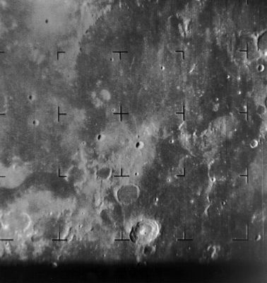 Mare Nubium and Fra Mauro Area (Apollo 14 Landing Site)
Caption NASA originale"Ranger 7 image of Mare Nubium taken 8,5 minutes before impact from 1170 Km. 60 Km diameter Bullialdus Crater is at bottom center and 43 Km Lubiniezky is just above it to the left. The small crater below and right of the central reticle is Darney. The Fra Mauro region is in the upper right corner and Montes Riphaeus are the white arc near the top center of the image. The impact point is midway between the reticle right of the center and the one above it. North is up (Ranger 7, A100)".
Parole chiave: The Moon