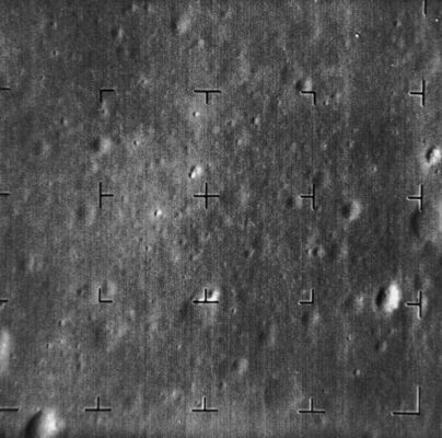 The "floor" of Mare Nubium
Caption NASA originale:"Final image taken by Ranger 7 camera A before impact at 10.59 S°, 20.68° W. This image was taken from a distance of 6,5 Km only 2,5 seconds before impact. The frame is about 2,7 Km across and north is up. The impact point is just above and right of the central reticle. At this high resolution (about 5 meters) the flat floor of Mare Nubium was shown to be peppered with small impact craters (Ranger 7, A199)".

Location & Time Information
Date/Time (UT): 1964-07-31 T 13:25:46
Distance/Range (km): 6.46
Central Latitude/Longitude (deg): -10.60, 020.69 W
Orbit(s): Impact - Hard Landing
Parole chiave: The Moon