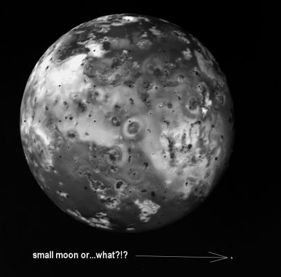 Io: the "restless moon" and a "strange companion" (b/w)
Il vantaggio fondamentale (per i Cacciatori di Anomalìe) dei frames NASA originali ed in HR è che il livello di image-artifacts (o photo-artifacts) è tendente a zero. Abbiamo, con i mezzi a nostra disposizione, analizzato a lungo il dettagli che vedete in basso a Dx e l'unica conclusione affidabile che abbiamo raggiunto è che NON si tratta di un image-artifact.

Il resto...Decidetelo Voi.
Parole chiave: Jupiter's Moons - Io