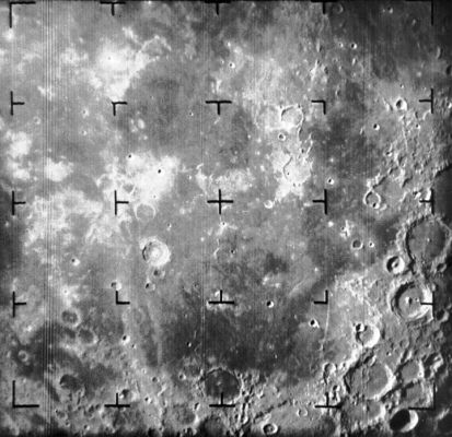 Mare Nubium panorama from Ranger 9
Caption NASA originale:"The first Ranger 9 image of the Moon, taken with the A camera from a distance of 2378 Km. The image is centered on the Mare Nubium region of the Moon, which extends to the bottom of the image. At upper left is southeastern Oceanus Procellarum. The 2 craters with the central peaks at right are Alphonsus, diameter 108 Km and below it Arzachel, diameter 96 Km. The crater near the center at about 8:00 is 60 Km Bullialdus. The frame is approximately 1050 Km across and north is at 12:30. The final impact point of Ranger 9 is in the Alphonsus Crater, midway between the central peak and rim at about 1:30 (Ranger 9, A001)".

Location & Time Information
Date/Time (UT): 1965-03-24 T 13:49:41
Distance/Range (km): 2377.62 
Central Latitude/Longitude (deg): -15.37, 018.68 W 
Orbit(s): Impact - Hard Landing
Parole chiave: The Moon