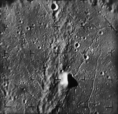 The "Central Peak" of Alphonsus Crater
Caption NASA originale:"Ranger 9 image taken 54 seconds before impact. The upraised area at lower center is the central peak of Alphonsus Crater floor. This image was taken from a distance of 136 Km. The impact point of Ranger 9 is to the right of the central reticle, about 60% of the way from the central reticle to the edge of the frame. The image is 60 Km across and North is at 12:30 (Ranger 9, A060)".

Location & Time Information
Date/Time (UT): 1965-03-24 T 14:07:26
Distance/Range (km): 135.96
Central Latitude/Longitude (deg): -13.04, 003.06 W 
Orbit(s): Impact - Hard Landing
Parole chiave: The Moon