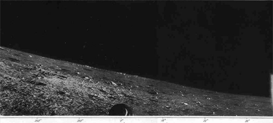 Lunik 13: Oceanus Procellarum (3)
Non comprendiamo bene che cosa si intenda con l'espressione "...it is believed..." che le trasmissioni si interruppero poco prima della fine del Dicembre 1966. Non pensiamo che esista un "si crede" in questo campo, ma prendiamo atto ed andiamo avanti. Quello che ci sembra importante dire e sottolineare, relativamente a questo frame, è che la sua qualità intrinseca è eccellente, la definizione buona ed i suoi contenuti - anche considerato che eravamo del 1966 - davvero strabilianti.
La superficie della Luna appare con grande chiarezza e, già dal tassello n. 2, si intravedono almeno 2 o 3 Star-Like Objects (dunque un elemento ricorrente nella fotografia lunare e NON solo riscontrato in frames "Made in USA"). Come ci danno evidenza le ombre delle antenne del Lander, il Sole è ancora piuttosto basso all'orizzonte; l'area circostante il Lander è alquanto accidentata - più pietrosa, si direbbe, che polverosa - ma non impervia. Intravediamo qualche cratere di modestissime dimensioni e, forse, un "hollow"...
Parole chiave: Lunar Surface - Oceanus Procellarum