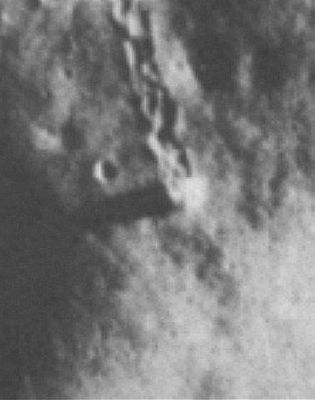 Rolling Rock... - detail mgnf (2)
3) Sisma Lunare: ipotesi "esotica", secondo i Ricercatori più pragmatici, ma accettabilissima dal nostro punto di vista (ed anche alla luce degli interessanti appunti sui rilevamenti di "Moon-Quakes" - PSE – di cui siamo venuti in possesso grazie anche alla collaborazione di Amici che lavorano presso la  University of Texas);

4) Sonda (aliena?) in movimento: altra ipotesi esotica che comunque, ad oggi, (sempre a nostro modesto parere) vale più o meno quanto le altre tre;

5) Ejecta: ossìa un frammento della superficie Lunare scaraventato via dal suo luogo di origine a seguito di un impatto occorso nelle vicinanze di Vitello Crater. Ipotesi plausibile...ma improbabile;

6) Frammento di un bolide: ossìa un frammento di qualcosa che ha colpito la Luna e che non si è totalmente disintegrato al momento dell'impatto. Plausibile...ma improbabile.

La nostra opinione? 
Grazie a questo bellissimo detail mgnf (sempre realizzato da Fabio Italiano), diremmo che le tracce lasciate dall'oggetto (tutte di diversa forma e profondità  e diremmo mai ripetitive) ci fanno escludere – con ogni probabilità – una sua origine artificiale. 
Ed infatti, se quello che “leggiamo” sulla superficie della Luna corrisponde a verità, questa “Rolling Thing” dovrebbe essere totalmente irregolare (come un boulder, appunto).
Fra le ipotesi esplicative del movimento, la più interessante e plausibile, a nostro avviso, è quella che fa riferimento ad un possibile Sisma Lunare.

Ma in fondo, sia le ipotesi che abbiamo elencato, sia tutte le altre che potrebbero venirci in mente, sinchè non andremo a verificare “in loco”, sono e resteranno – ahinoi... – soltanto delle (più o meno credibili e sostanziabili) speculazioni.

Parole chiave: The Moon from orbit - Vitello Crater (highly controversial)