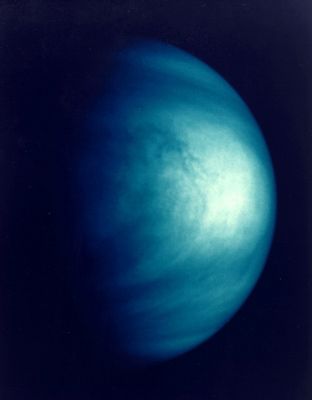 Venus from 2.700.000 Km (Galileo Probe)
Una meravigliosa visione di Venere, davvero simile alla Terra vista dalla Luna, mentre la fitta coltre di nuvole che la ricopre riflette i raggi del Sole. Come avevamo detto in sede di commento alle prime foto, Venere suggerisce un'idea di "tranquillitÃ  e benessere". 
Un Mondo bianco e azzurro apparentemente simile al nostro ma, come avete visto insieme a noi, in realtÃ  violento ed assolutamente inospitale. 
Un Mondo comunque bellissimo da guardare, ammirare e studiare, ma ... Restando lontan!

...Molto lontani...
Parole chiave: Venus