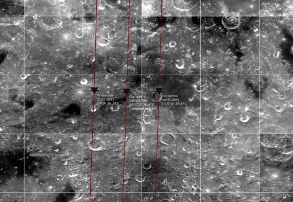 The "Impact Site" of SMART-1 (detailed)
Caption ESA originale:"Map of the Lacus Excellentiae Region, showing the nominal SMART-1 impact orbit (central red line: orbit 2890) and possible impact location at perilune on the Lunar Surface. 
The two adjecent orbits, 2889 and 2891, and their perilune locations are also indicated. 
Note that 1° of Latitude corresponds to 30 km on the Moon, and that one arcsec from Earth subtends 1,8 km on the Moon centre".
Parole chiave: The Moon