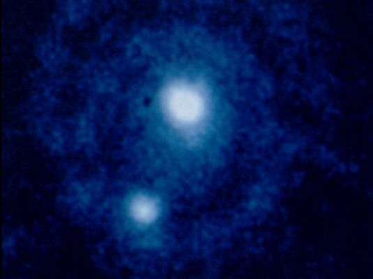 Pluto and Charon from the Hubble Space Telescope
Aggiornamento del 19 Agosto 2006: il Sistema "Plutone-Caronte", sino a ieri considerato un sistema equiparabile a quello Terra-Luna (in cui Plutone, al pari della Terra, è il Corpo Maggiore e Caronte, invece ed al pari della Luna, quello minore e dunque SOLO Satellite del primo), in accordo ad una decisione dell'International Astronomical Union (IAO) è stato ora rubricato come "Doppio Pianeta". 

Caption IAU originale:"Both Pluto and Charon each are large enough (massive enough) to be spherical. Both bodies independently satisfy the definition of “planet”. The reason they are called a “double planet” is that their common centre of gravity is a point that is located in free space outside the surface of Pluto. Because both conditions are met: each body is “planet-like” and each body orbits around a point in free space that is not inside one of them, the system qualifies to be called a “Double Planet”.

Parole chiave: Pluto from Hubble