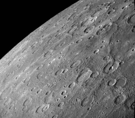 The Antoniadi Ridge of Mercury
Mercury Data and Statistics:
Mass (kg) = 3.303e+23 
Mass (Earth = 1) = 5,5271e-02 
Equatorial radius = 2.439,7 Km
Equatorial radius (Earth = 1) = 3,8252e-01 
Mean density (gm/cm^3) = 5,42 
Mean distance from the Sun = 57.910.000 Km
Mean distance from the Sun (Earth = 1) = 0,3871 
Rotational period (days) = 58,6462 
Orbital period (days) = 87,969 
Mean orbital velocity = 47,88 Km per second
Tilt of axis = 0,00°
Orbital inclination = 7,004°
Equatorial surface gravity (m/sec^2) = 2,78 
Equatorial escape velocity = 4,25 Km per second
Magnitude (Vo) = - 1.9 
Mean surface temperature = 179°C 
Maximum surface temperature = 427°C 
Minimum surface temperature = - 173°C 
Atmospheric composition: Helium 42%, Sodium 42%, Oxygen 15%, Other 1%
Parole chiave: Mercury