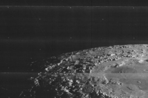 The Moon from the Lunar Orbiter 4 (1)
Una delle primissime immagini della Luna - per l'esattezza del Polo Nord Lunare - come ripresa dal Lunar Orbiter verso la fine degli anni '60. Inutile dire che trovare questa immagine (ed altre che vedrete qui di seguito) nella sua (loro) versione originale e uncompressed non è stato davvero facile...Ma ne è valsa la pena e noi siamo davvero fieri di poter offrire al nostro Pubblico di Appassionati e Cultori della Materia delle fotografie come questa le quali, in larghissima parte, sono completamente sconosciute. Non ci sono parole sufficienti per illustrare la intrinseca bellezza e la qualità oggettiva di immagini come questa e le altre che seguono, quindi ci limitiamo ad offrirVele, così come sono, senza appesantirle con degli inutili commenti.
Parole chiave: The Moon