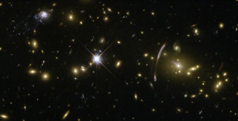 Galaxy Cluster Abell 2667 (and the "Gravitational Lensing Effect")
"...Siamo nelle mani del Destino,
Un vento freddo avvolge le nostre perdute vite
E ci culliamo nella sua spirale d’ignoto
Nell’oblio perduti, 
Dimenticati
In una Ninna-Nanna di Morte..."

(Daniele Di Tonno - "Poesie")
Parole chiave: From Space Images - Hubble Images