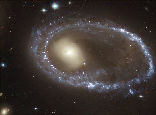 Ring Galaxy AM 0644-741 (HST)
"…Anche se la sua vita, con la venuta di quella gente, si era riempita di tante cose, nulla era sostanzialmente cambiato per Lear.
Dalla sua casa, la grande muraglia azzurra che sigillava l'orizzonte era sempre stata una visione evanescente e carica di forza, che gli riportava al cuore atmosfere leggere e preziose. Non ci aveva mai pensato veramente, ma un giorno, senza neanche ragionarci più a lungo di una semplice decisione, mise qualcosa nella bisaccia e partì.
Camminò per settimane senza mai perdere di vista la sua mèta e quando finalmente la raggiunse, le sue condizioni fisiche erano ancora eccellenti.
Da vicino, quell'immane muro di roccia grigia non aveva più nulla di etereo, al contrario, quel colore così cupo gli dava adesso un aspetto minaccioso e quasi inquietante; del resto anche il paesaggio intorno aveva perso le calde tonalità dei prati per farsi brullo, stepposo e tormentato.
Rimase tutto il pomeriggio con le spalle appoggiate contro una roccia a guardare quelle pareti. Il vento correndo tra le gole e gli anfratti s'infrangeva contro quei poderosi bastioni in un lamento continuo, quasi di sofferenza, che Lear ascoltava incantato ed incurante del freddo e del tempo che intanto scorreva veloce.
Aveva il corpo schiacciato contro la parete e le mani in carca di appigli, quando fu sfiorato dall’ultima luce rosata di un tramonto, che si spense quasi d’improvviso…”.


Giuseppe Spina - "La Scalata"
