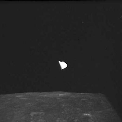 AS 10-28-3988 - Something's flying in front of the Apollo 10 (1)
Potrebbe sembrare davvero un riflesso o un difetto della pellicola, ma non è così. L'oggetto luminoso (diremmo "di luce riflessa") a forma irregolare, che si staglia davanti alla fotocamera di uno degli astronauti di Apollo 10, è un oggetto reale. Come lo sappiamo? Semplicemente, abbiamo acquistato dalla NASA una videocassetta contenente alcuni stralci della Missione Apollo 10 ed abbiamo trovato una sequenza che mostra un oggetto identico a quello ripreso in questo frame che "transita", velocemente,...
Parole chiave: Orbital Anomaly - Controversial