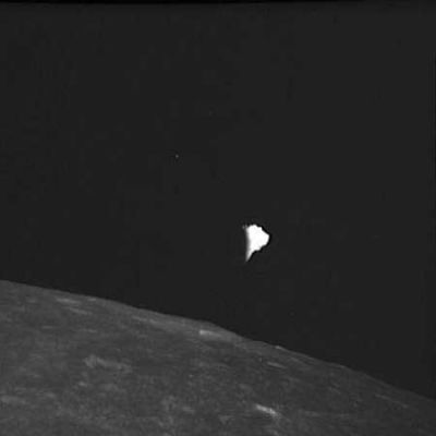 AS 10-28-3990 - Something's flying in front of the Apollo 10 (3)
...irregolare, in movimento rapido (così appare dal filmato). Si potrebbe archiviare il filmato e le fotografie come un (ennesimo) caso di "Anomalia Spaziale" (UFO, rottame o chissà cosa), se non fosse per un particolare che ci ha davvero sorpresi.
Quale? Il passare VICINISSIMO di questo oggetto alla Navicella Spaziale. Un passaggio ravvicinato fra due oggetti in movimento nello spazio è un evento davvero degno di rilievo, specie considerandosi gli effetti catastrofici che un "impatto" nello spazio può determinare, anche quando l'urto avviene contro un corpo piccolissimo. Per fortuna l'impatto non c'è stato. Nel filmato, l'impressione che si ricava è che l'oggetto vagante non abbia movimenti controllati (diremmo che viaggia alla deriva intorno alla Luna) e che l'Apollo 10 non faccia nulla per tentare di evitarlo (forse perchè non si accorge in tempo del suo arrivare o forse perchè l'oggetto proviene proprio dalla Navicella). Questi sono i fatti e le ipotesi più plausibili. E la NASA? Silenzio.
Parole chiave: Orbital Anomaly - Controversial