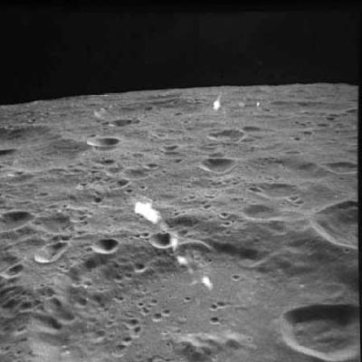 AS 10-29-4175 - Lights in the Space?
Sembrano "luci nello spazio" ma, dopo aver analizzato il frame Originale NON compresso, è più probabile che si tratti di artefatti fotografici (anche se la certezza, quale che sia l'ipotesi preferita, è - al momento - irraggiungibile).
Parole chiave: Possible Orbital Anomaly - Controversial