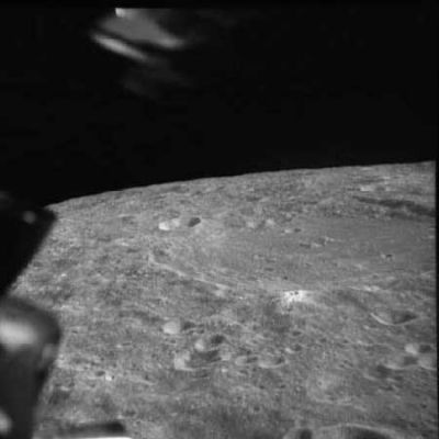 AS 10-29-4181 - Something's flying away?!?
Nella foto precedente: flares, lampi di luce (simili a fulmini globulari terrestri) appaiono davanti alla Navicella Spaziale. Dobbiamo precisare, per onestà e correttezza, che potrebbe anche trattarsi di difetti della pellicola. 
In questo frame, c'è "qualcosa" in alto a Sn dell'Osservatore che sembra stia scomparando dietro la Navicella Spaziale. Non è certamente un riflesso o un difetto della pellicola. Non ci sentiamo di esprimere pareri su che cosa potrebbe essere.
Parole chiave: Possible Orbital Anomaly - Controversial