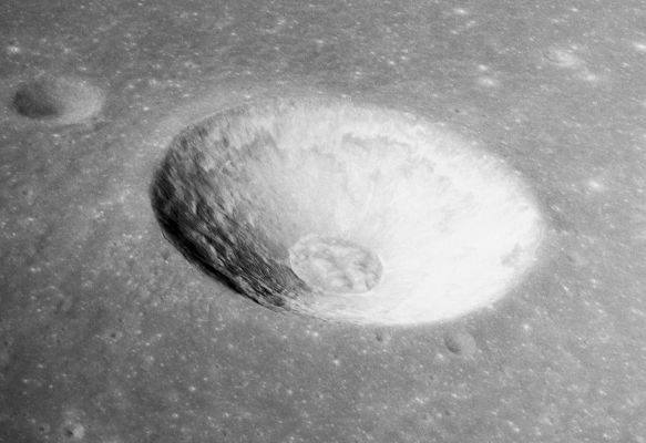 AS 10-29-4254 - "Messier B" Crater from Apollo 10
Un frame splendido ed un'immagine davvero eccezionale (HD) del Cratere dedicato all'Ideatore del Catalogo degli Oggetti Nebulari o Quasi-Nebulari: Charles Messier.
Parole chiave: Moon from orbit