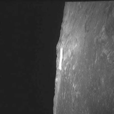 AS 10-31-4568 - Bright Crater (3)
Notate come esso sia brillante, praticamente bianco, in contrasto alla porzione rimanente della superficie Lunare fotografata, che sembra di colore grigio spento.
La luminosità del cratere (anzi, delle sue pareti interne), dunque, da che cosa dipende? Si tratta di un effetto derivante dalle sue caratteristiche superficiali (per esempio è lastricato di rocce cristalline), oppure è una conseguenza del particolare angolo di incidenza dei raggi del Sole sul suo profilo? 
Parole chiave: Orbiting around the Moon