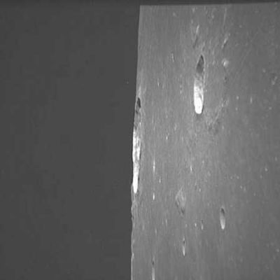 AS 10-31-4599 - Bright Crater (4)
Secondo noi si tratta di un risultato derivante dal concorso di entrambi i fattori, ma propendiamo a credere che l'elemento più importante sia dato proprio dalla composizione delle pareti del cratere. Guardate, infine, questa nuova immagine, scattata pochi minuti dopo: un altro cratere con caratteristiche simili a quello visto nei tre frames precedenti, ma molto meno brillante. Cambio dell'inclinazione dei raggi o diversa composizione della sua superficie?
Parole chiave: Orbiting around the Moon