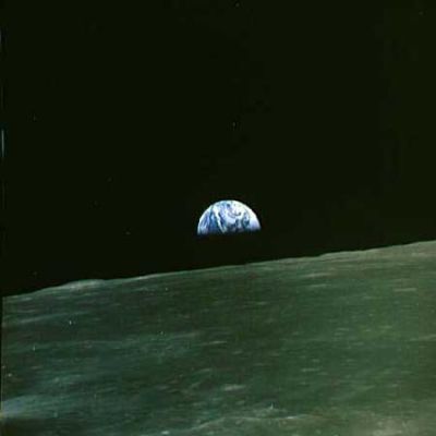 AS 10-35-5242 - Earth-rise
Come potete vedere, tutti gli star-like objects, in questo frame, sono spariti. La macchina da ripresa non è cambiata così come non sono stati cambiati nè il rullino, nè i tempi di esposizione durante lo scatto. Tre foto identiche, scattate in rapida sequenza, nelle quali due contengono "tracce" di star-like objects ed una no. Questa circostanza non è sicuramente un elemento decisivo per l'espressione di un parere, però è sicuramente un dato importante, che deve far riflettere con prudenza (sempre), ma...
Parole chiave: Postcards from the Moon