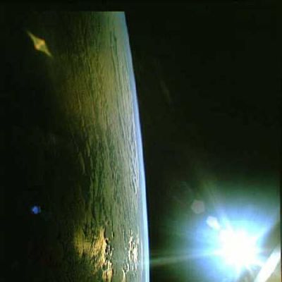 AS 11-36-5293 - Leaving Planet "Earth" (1)
Una serie di immagini che - supponiamo - esprimono la "nostalgia" degli Astronauti che guidarono l'Apollo 11: una serie di vedute della Terra che si allontana...
Si tratta di fotografie assolutamente suggestive e dense di valore simbolico, oltre che scientifico: definizione eccezionale, colori superbi e nessun difetto nè delle pellicole, nè delle fotocamere.
Risultato: immagini perfette. Ed eravamo appena nel 1969...
Parole chiave: Postcards from Space