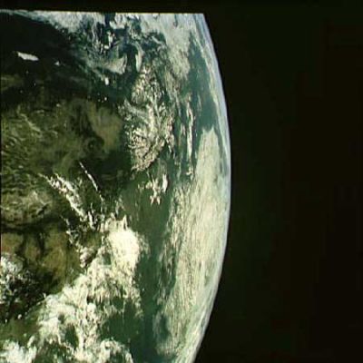 AS 11-36-5303 - Leaving Planet "Earth" (6)
La curva dell'orizzonte adesso si stringe sempre di più e la distanza da "casa" si fa sempre più grande: Apollo 11 ha abbandonato l'orbita terrestre e si sta dirigendo verso la Luna!
Parole chiave: Postcards from the Moon