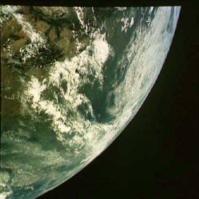 AS 11-36-5307 - Leaving Planet "Earth" (7)
Vedi il commento al frame precedente.
Parole chiave: Postcards from Space