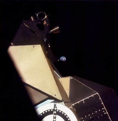 AS 11-36-5404 - The Earth behind the LM (HR)
Una splendida veduta della Terra che 'occhieggia' accanto al LM, durante la crociera trans-Lunare.
Parole chiave: Postcards from Space