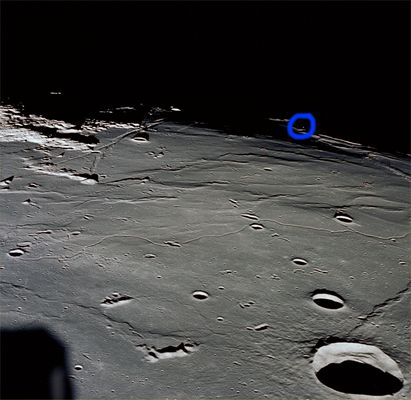 AS 11-37-5437 - US Highway Number "ONE"
Original caption:"Crater Maskelyne (bottom right), Rima Hypatia (or "US Highway Number One") and Moltke (left of center), "Boot Hill" and "Duke Island" (bottom center)".

Nota: nella Cerchiatura Blu, un possibile TLP (il punto luminoso NON pare essere un photoartifact)
Parole chiave: The Moon from orbit - Craters (Maskelyne & Moltke)