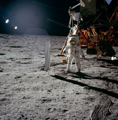 AS 11-40-5873 (HR) - Men on the Moon...
Un'immagine unica e bellissima, a nostro avviso. Troppo bella per farci sopra commenti e speculazioni...
Parole chiave: Postcards from the Moon - Astronaut & LM