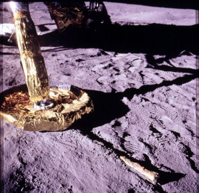 AS 11-40-5917 - Foot-pad and Lunar soil (HR)
Caption NASA originale:"110:47:18 MT - Buzz still has the Hasselblad camera and is taking photographs while he does an inspection of the LM. This is a close-up of the north footpad, showing the buried probe. The triangular-shape imprint on the soil next to the footpad can also be seen in AS 11-40-5903 and appears to have been made by a cable or strap (...)".
Parole chiave: Lunar Surface - LM