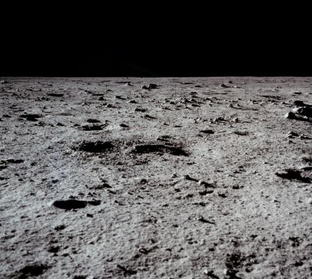 AS 11-40-5937 - Lunar Horizon (HR)
Lo scanning effettuato dall'Astrofilo Americano Kipp Teague su questo frame a colori che ritrae il cinereo orizzonte del Mare della Tranquillità è davvero eccellente e la definizione dei dettagli sui tantissimi boulders che costellano il paesaggio è semplicemente magnifica. 
L'effetto che abbiamo battezzato "orizzonte tagliato", tuttavia, rimane.
Parole chiave: Moon Panorama