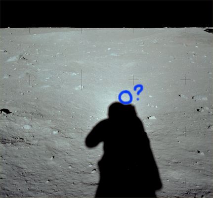 AS 11-40-5941 - What's on the ground?
Forse l'oggetto sferico e trasparente che si vede nella cerchiatura blu è un artefatto fotografico; forse si tratta della "glass-sphere" di cui si era detto a proposito di altri frames ma che, di fatto, non eravamo mai riusciti a vedere. O forse è un oggetto reale (che poi si tratti di un manufatto alieno o di un qualcosa "buttato là" dagli Astronauti stessi, proprio non possiamo saperlo).
L'ombra che vediamo è quella di Neil Armstrong; il "commento NASA ufficiale" a questo frame è il seguente:"110:57:05 MT - This down-Sun photograph completes Neil's pan".

Il resto...Il resto può essere solo fantasia o speculazione. Purtroppo.

Parole chiave: Controversial frame - possible Anomaly