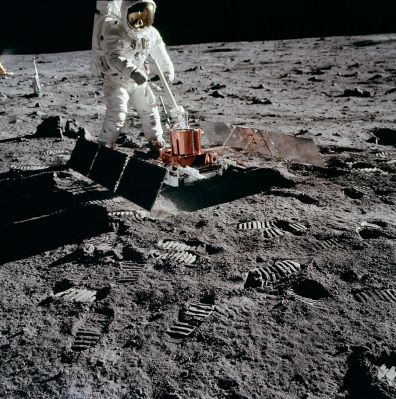 AS 11-40-5951 - Aldrin and Seismometer
Una splendida istantanea dei (controversi) sismometri - i quali pare che abbiano registrato svariati sismi lunari e non solo... - e dell'Astronauta Buzz Aldrin il quale verifica che tutto sia stato assemblato in maniera corretta.
Una curiosità: c'è un'interessante riflesso rossastro che appare - molto chiaramente - nella visiera di Buzz. Nostra opinione: il colore è il risultato di una distorsione cromatica occorsa in sede di sviluppo della pellicola; il riflesso in sè potrebbe rappresentare la sagoma di Armstrong.
Parole chiave: Lunar Equipment