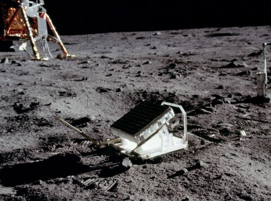 AS 11-40-5952 - The "Laser Reflector"
Avrete mai sentito parlare della tecnica di misurazione della distanza Terra-Luna (accurata sino al milionesimo di millimetro) che viene eseguita 'sparando' (da Terra) impulsi laser verso degli speciali "specchietti riflettenti" lasciati sulla Luna dagli Astronauti durante le varie Missioni Apollo?
Certamente si, anche perchè questi "specchietti" (certo non per allodole!) costituiscono una delle - tante! - prove tangibili e verificabili ad ogni istante del fatto che sulla Luna ci siamo arrivati davvero.
Ebbene, in questo frame ad HR, eccoVi uno degli 'specchietti' in questione, appena posizionato in situ dall'Astronauta Buzz Aldrin.
Il LM campeggia (fuori fuoco) sullo sfondo, alla Vostra Sx.
Parole chiave: LM and Lunar Equipment