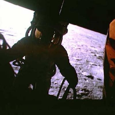 AS 12-46-6715 - Back on the Moon!
Forse - anzi: sicuramente - ci sarà stata una  minore "magia" (soprattutto per colpa dei Mass-Media) quando gli Astronauti dell'Apollo 12 si avviarono a mettere piede sulla Luna, seguendo le orme di Armstrong ed Aldrin. Questo però non ci impedisce - a distanza di anni - di provare ancora una grande emozione ogni qual volta osserviamo immagini come questa...
Parole chiave: Postcards from the Moon